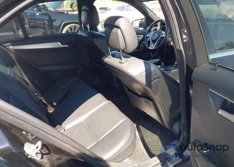 2013 Mercedes-Benz C 250 Luxury/Sport z USA, uszkodzony, nr VIN WDDGF4HB7DR295826